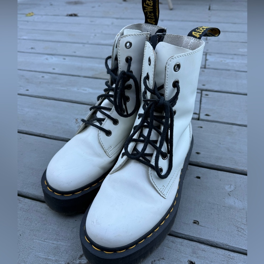 💕Like New💕Dr. Martens White Leather Boots with Black Laces